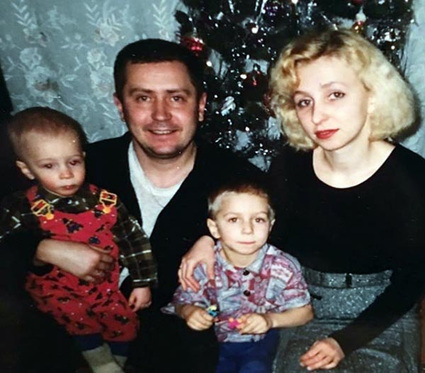 Влад Квартин в детстве с родителями и братом