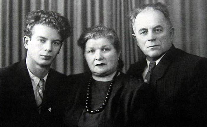 Жорес Алферов с родителями