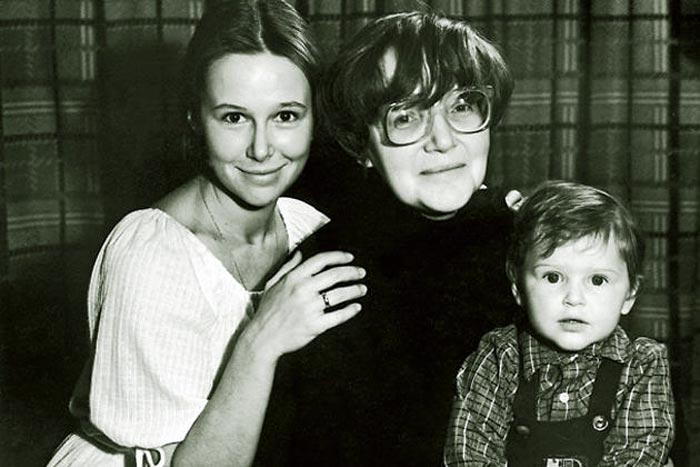 Зоя Кайдановская в детстве с мамой и бабушкой