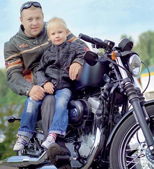 Александр Пикалов с сыном на мотоцикле