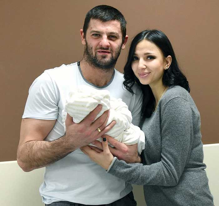 Александр Радулов и Дарья Дмитриева с сыном
