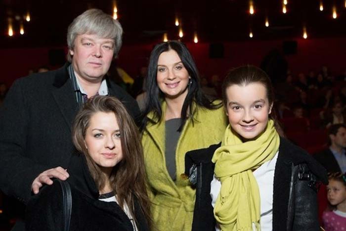 Александр Стриженов и Екатерина Стриженова с дочерьми