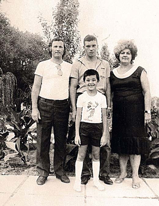 Алексей Чумаков в детстве с родителями и братом