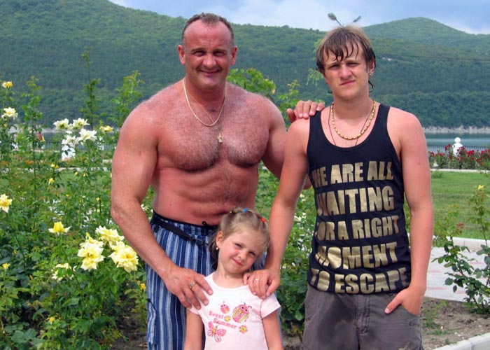 Алексей Огурцов с сыном и дочерью