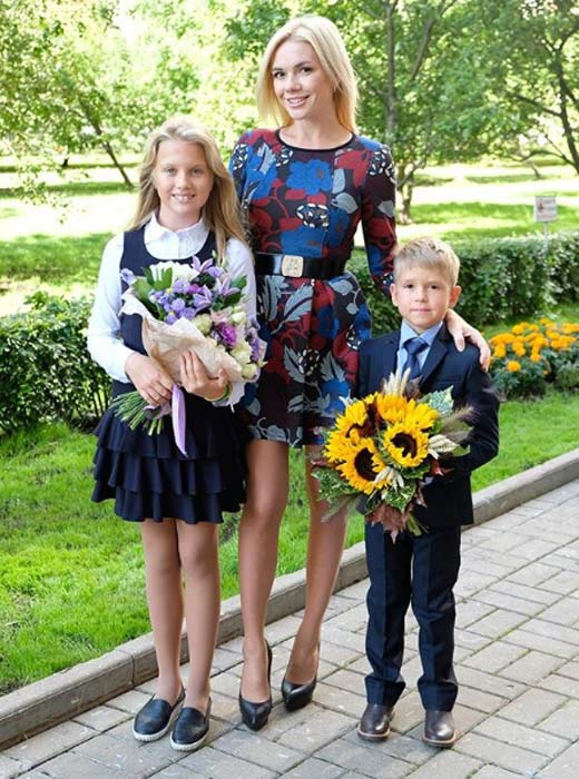 Анастасия Трегубова с дочерью Лизой и сыном Мишей