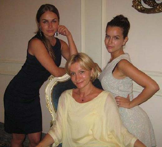 Анна Якунина с дочерьми Настей и Марусей