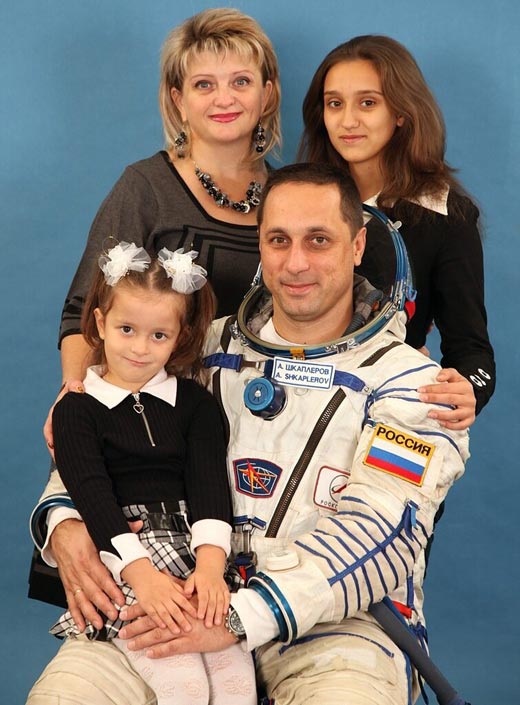 Антон Шкаплеров с женой Татьяной и дочерьми