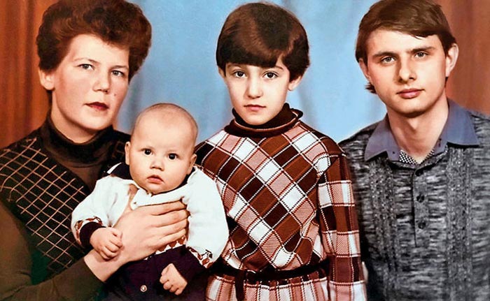 Анжелика Пашкова в детстве с родителями и братом