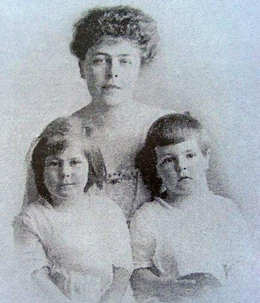 Эдуард фон Фальц-Фейн в детстве с мамой и сестрой Таисией