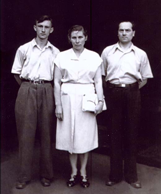 Богдан Ступка с родителями