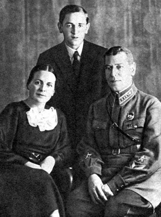 Борис Шапошников с женой и сыном