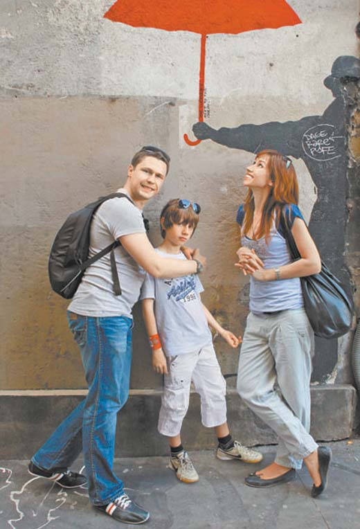 Денис Рожков с женой и сыном 2