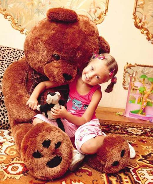 Катя Старшова с плюшевым медведем