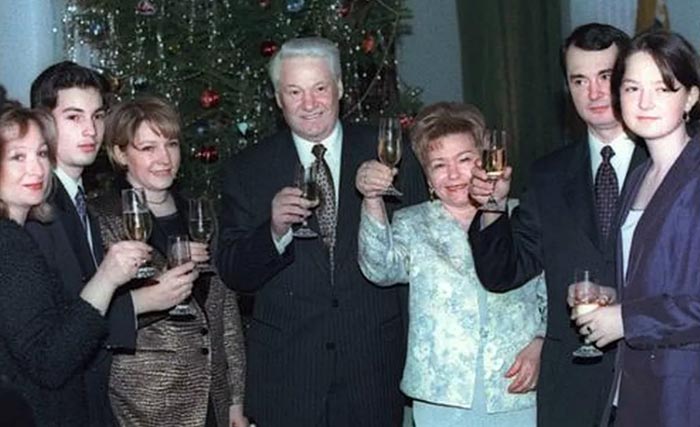 Елена Окулова с родителями и мужем