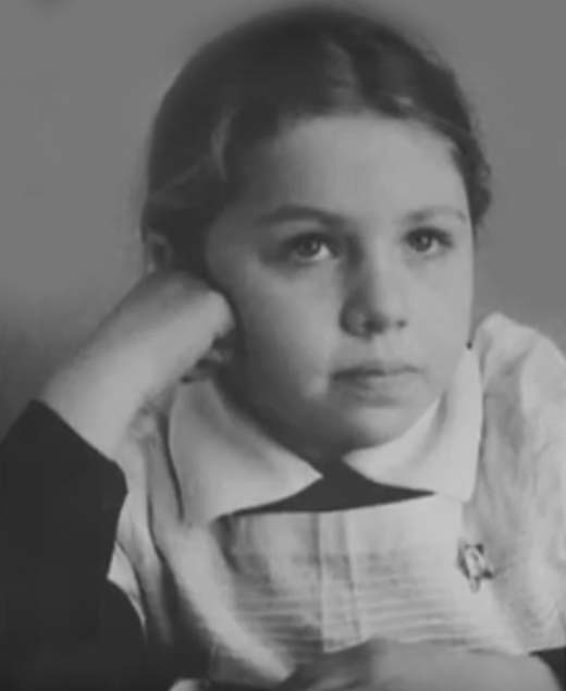 Елена Папанова в детстве