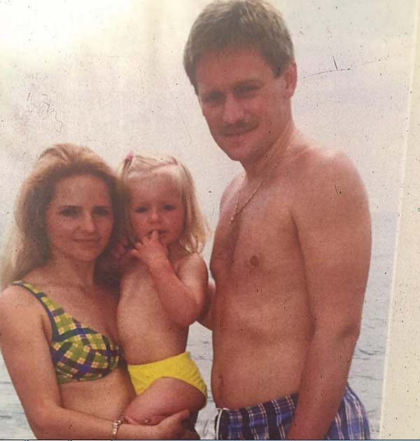 Лиза Пескова в детстве с родителями