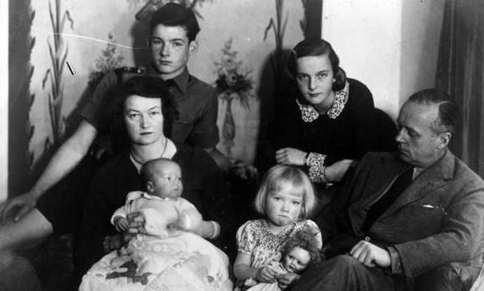 Иоахим фон Риббентроп с семьей