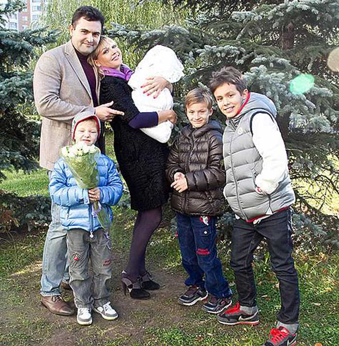 Ирина Сашина с мужем и детьми