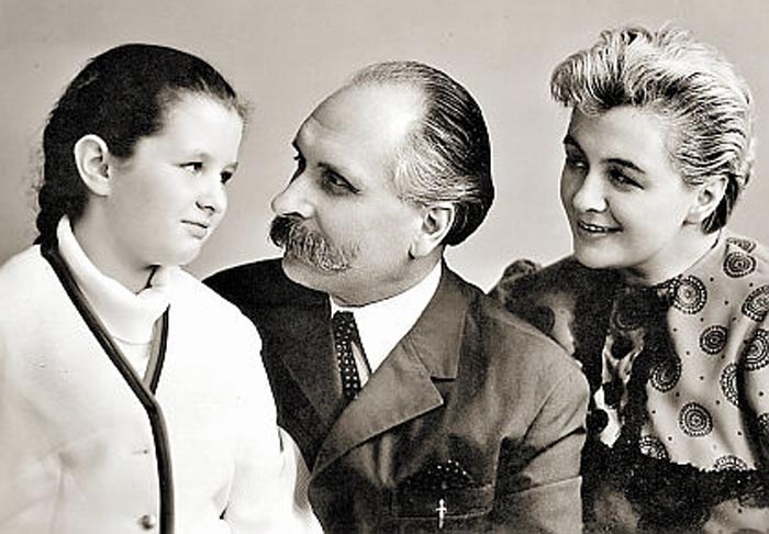 Ирина Шведова в детстве с родителями