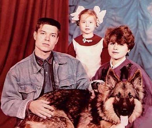 Юлия Савичева в детстве с родителями