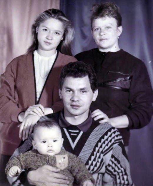 Юлия Шойгу в детстве с родителями и сестрой