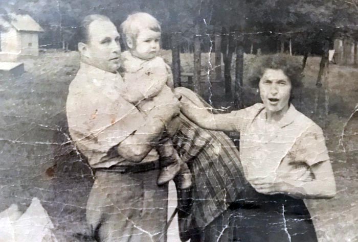 Кирилл Набутов в детстве с родителями