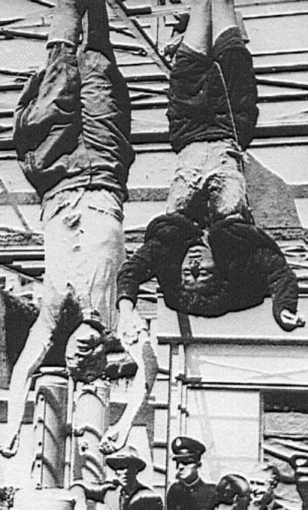 Клара Петаччи и Бенито Муссолини висят вниз головой