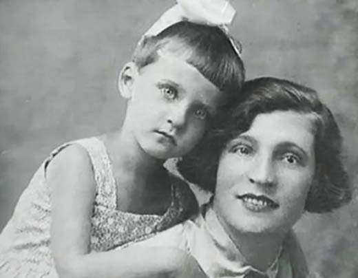 Клара Румянова в детстве с мамой