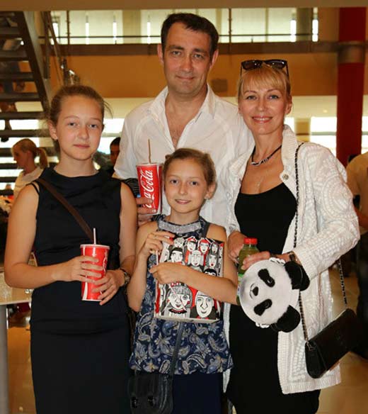 Константин Юшкевич с женой и дочерьми