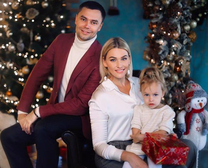 Ксения Чепенко с мужем и дочерью