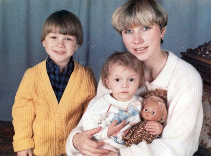Ксения Сябитова в детстве с мамой и братом