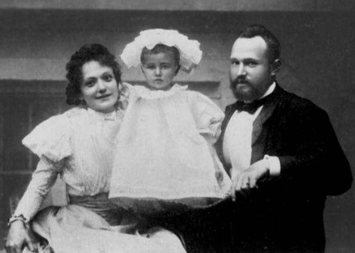 Лариса Рейснер в детстве с родителями