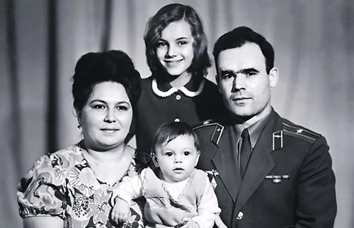 Лариса Шахворостова в детстве с родителями и сестрой