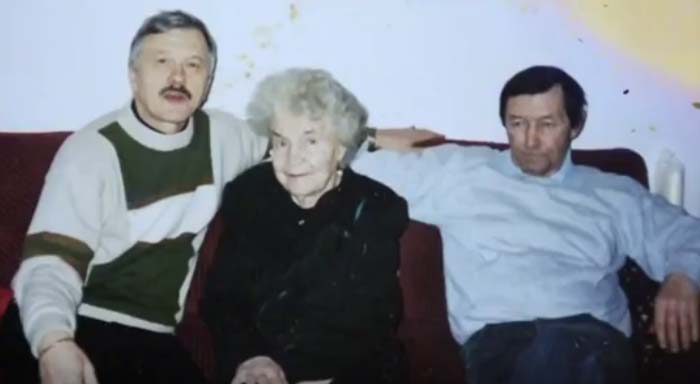 Леонид Серебренников с матерью и братом