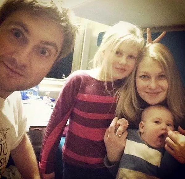 Максим Шарафутдинов с женой и детьми