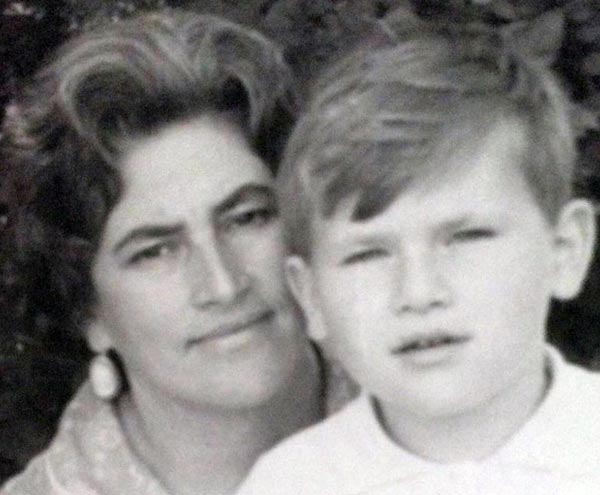 Михаил Шац в детстве с мамой