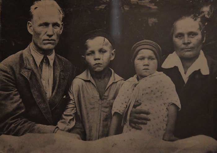 Михаил Ульянов с родителями