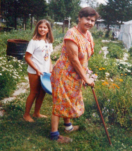 Надежда Толоконникова в детстве с бабушкой