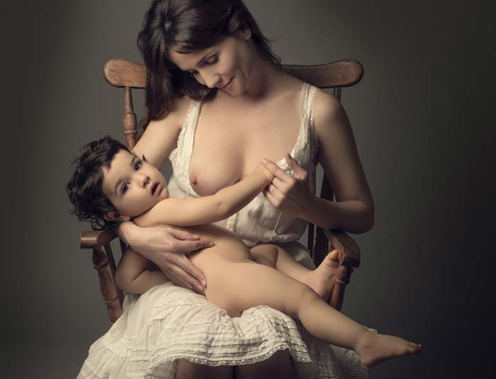 Наталия Орейро кормит сына грудью