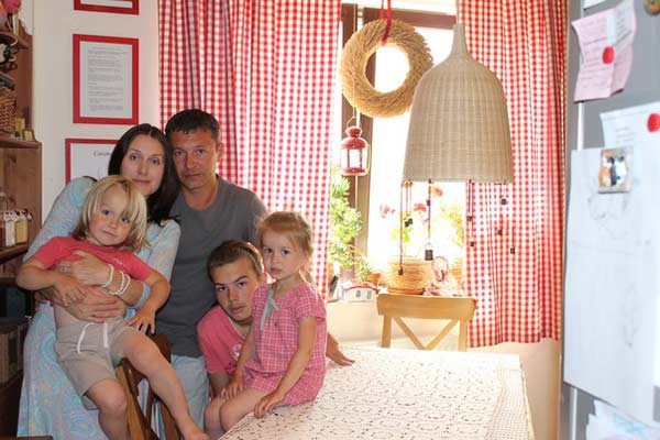 Никита Салопин с женой и детьми