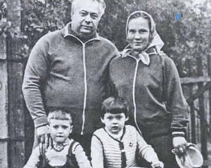 Николай Озеров с женой и детьми