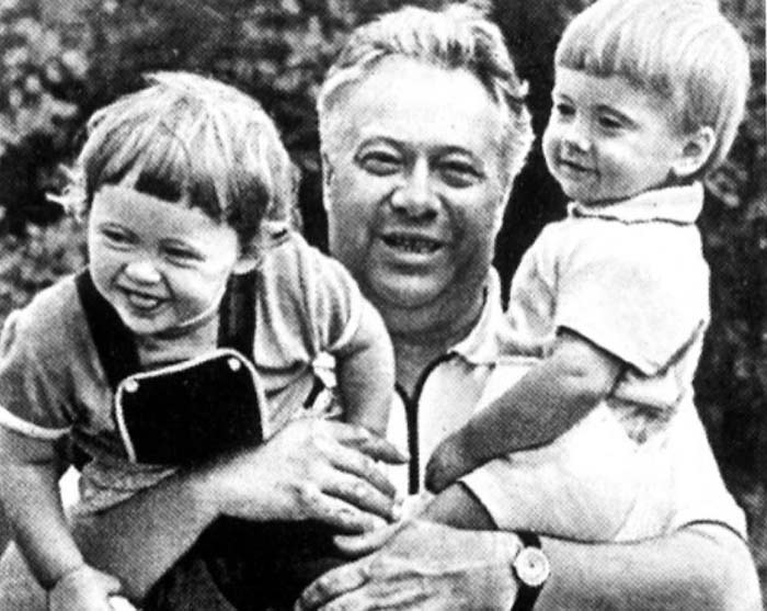 Николай Озеров с сыном и дочерью