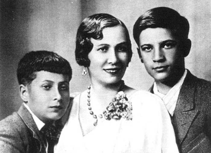 Николай Озеров в детстве с мамой и братом