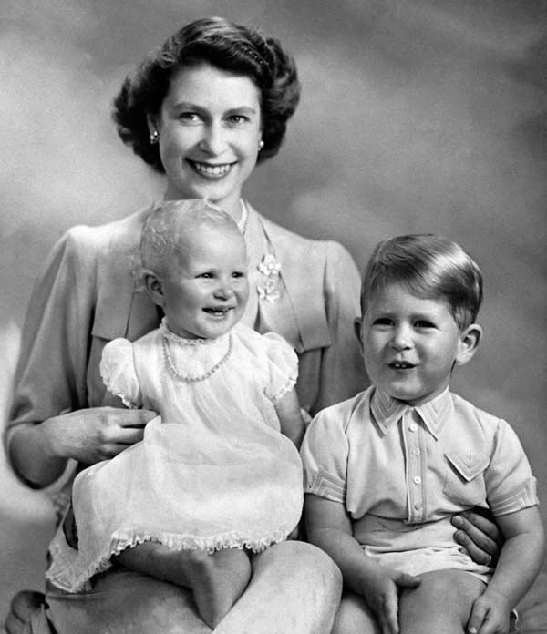 Принц Чарльз в детстве с мамой и сестрой Анной