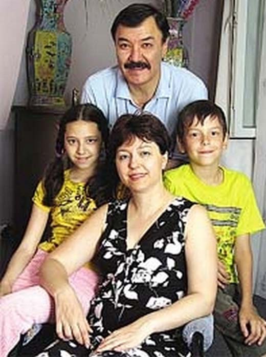 Рустам Сагдуллаев с женой и детьми