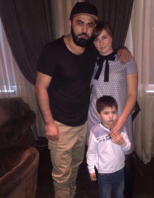 Севак Ханагян с женой и сыном 2