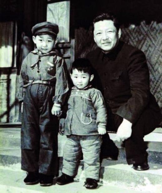 Си Цзиньпин в детстве с отцом и братом