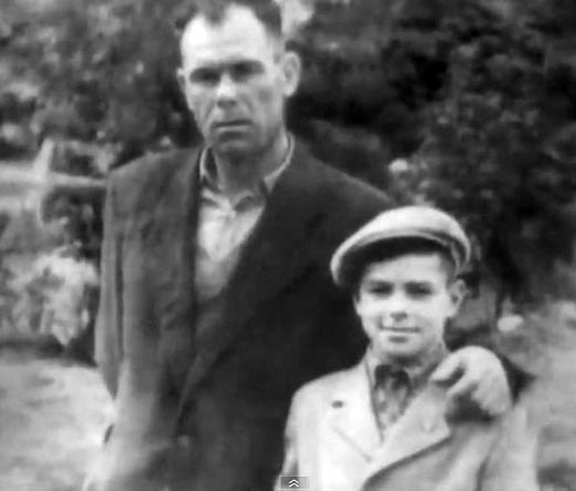 Валерий Харламов в детстве с отцом