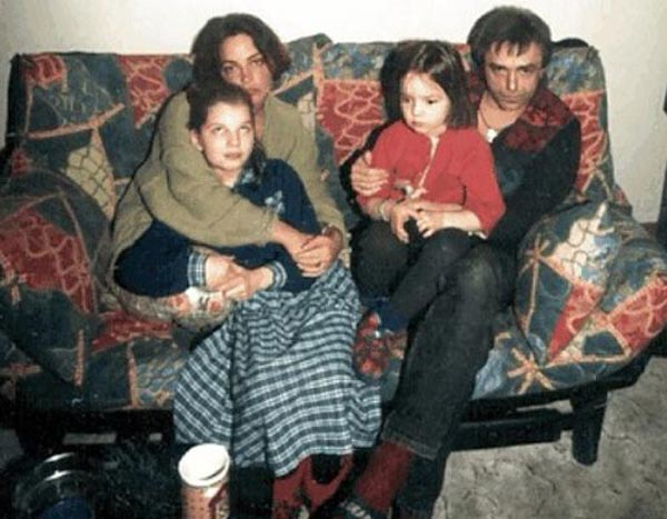 Вера Панфилова в детстве с родителями и сестрой