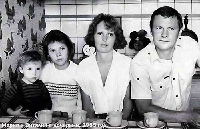 Виталий Соломин с женой Марией и дочерьми